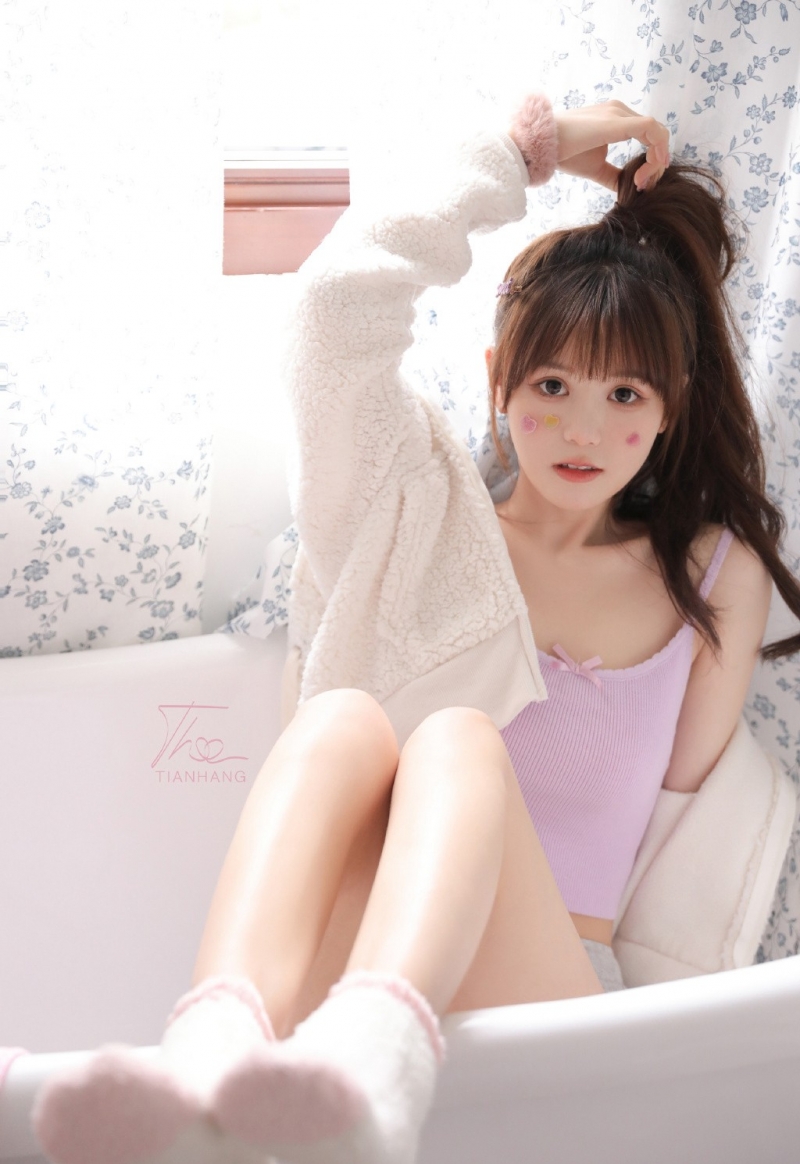 性感少女露脐装超短裤私人拍摄