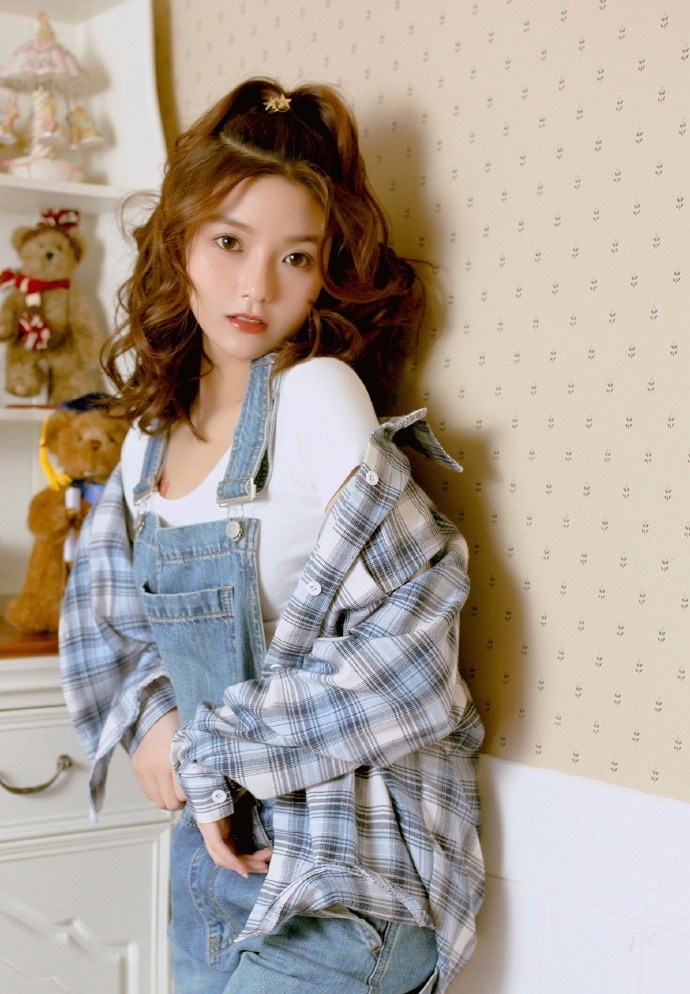 卷发小姐姐牛仔背带裤私房写真