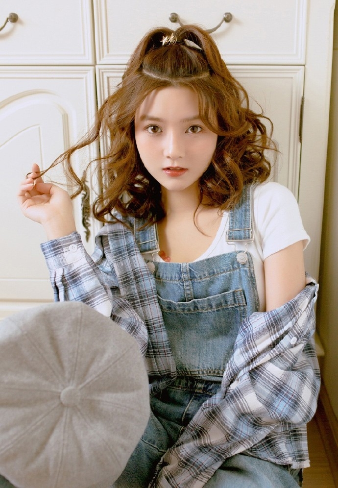 卷发小姐姐牛仔背带裤私房写真