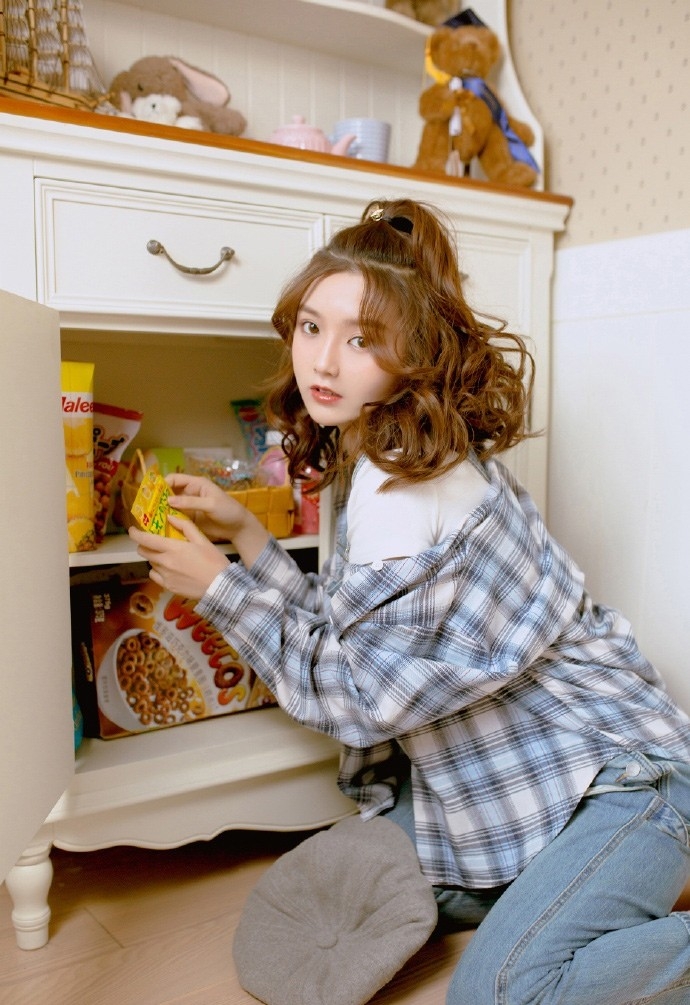 卷发小姐姐牛仔背带裤私房写真