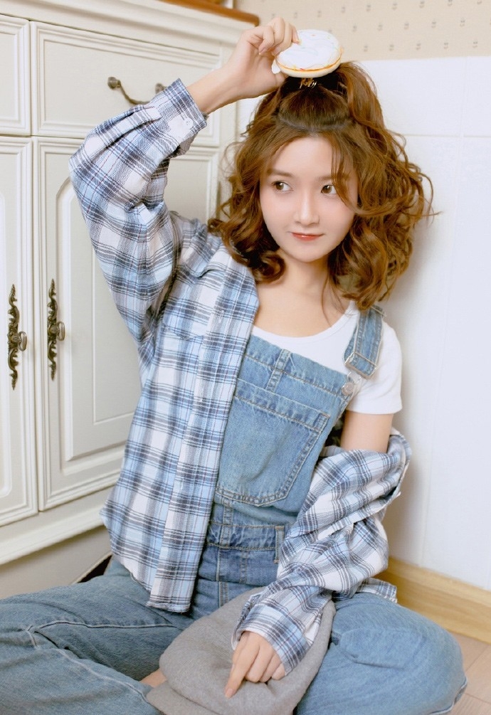 卷发小姐姐牛仔背带裤私房写真