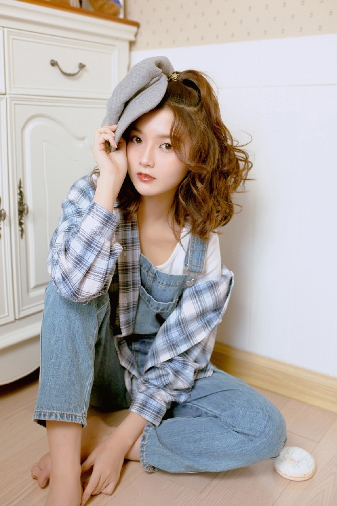 卷发小姐姐牛仔背带裤私房写真