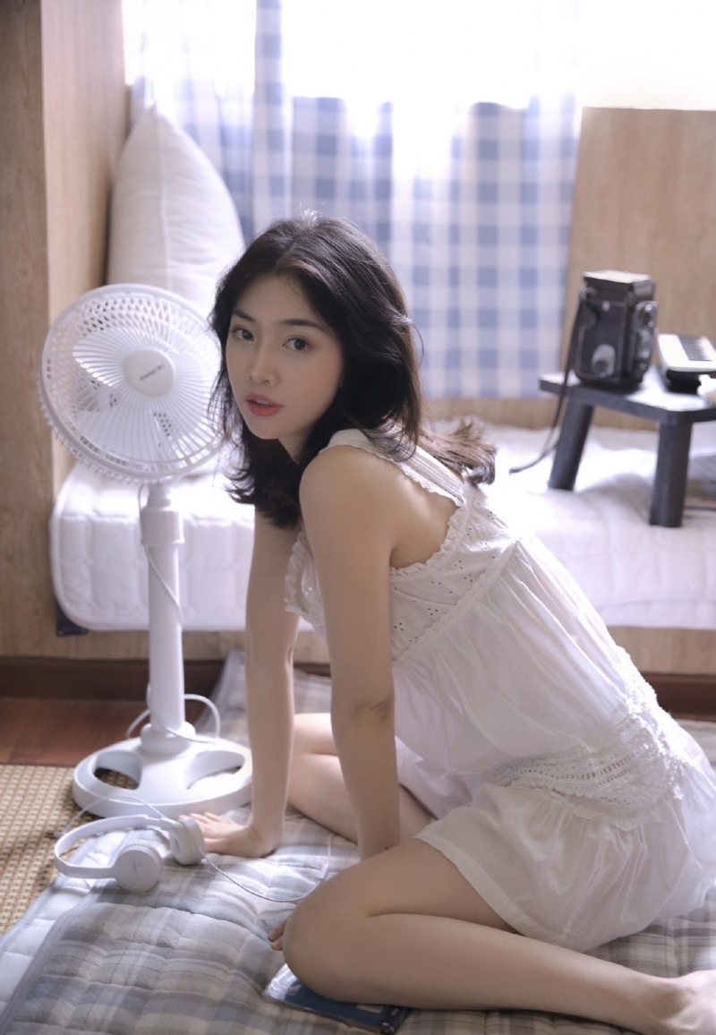 素颜美女吊带短裙香肩美腿图片