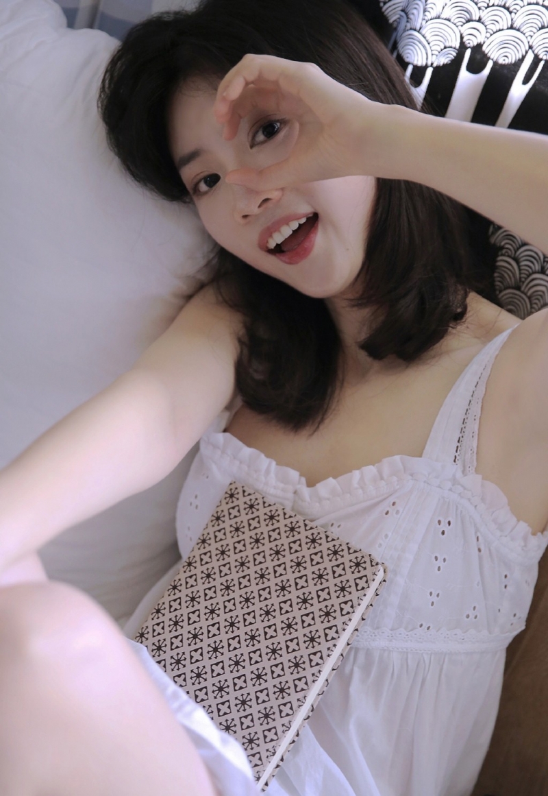 素颜美女吊带短裙香肩美腿图片