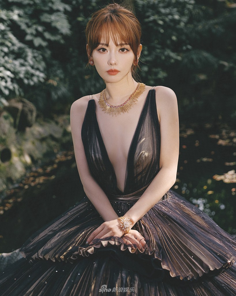 张嘉倪深V蛋糕裙性感又撩人写真