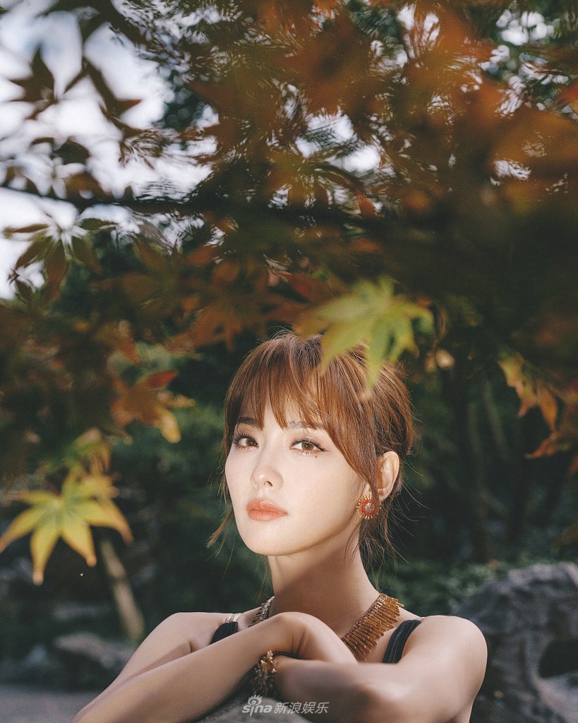 张嘉倪深V蛋糕裙性感又撩人写真