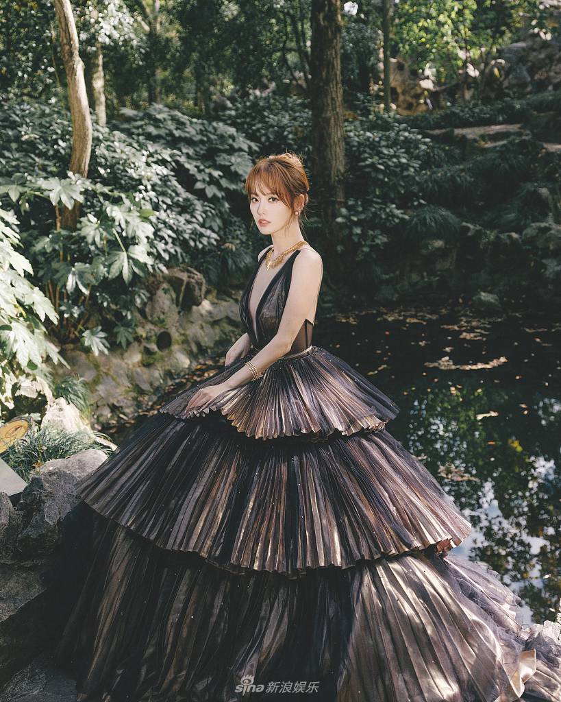 张嘉倪深V蛋糕裙性感又撩人写真