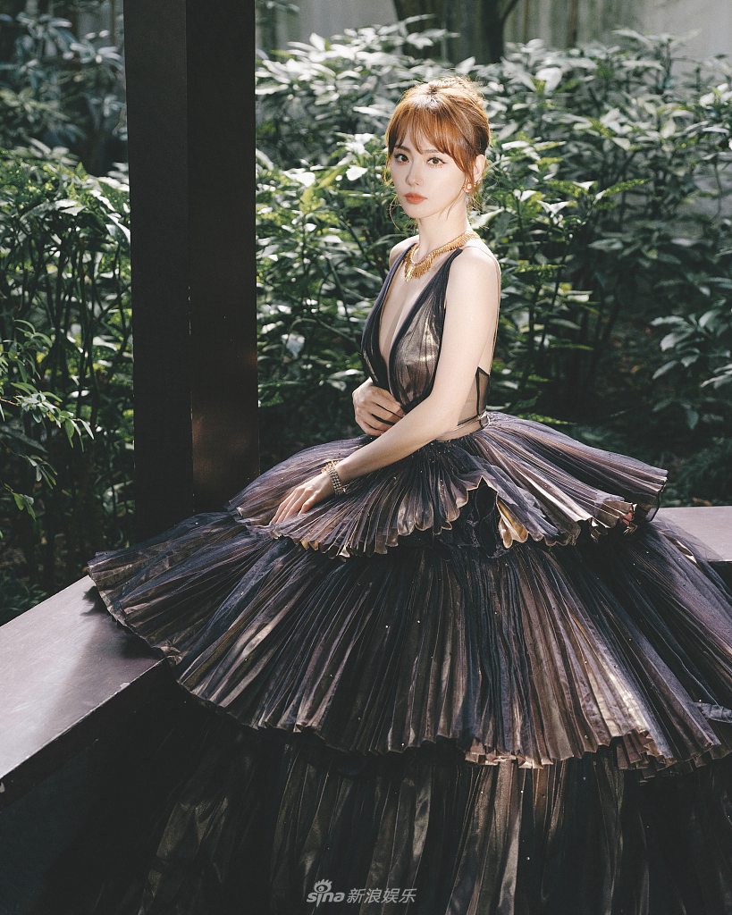 张嘉倪深V蛋糕裙性感又撩人写真