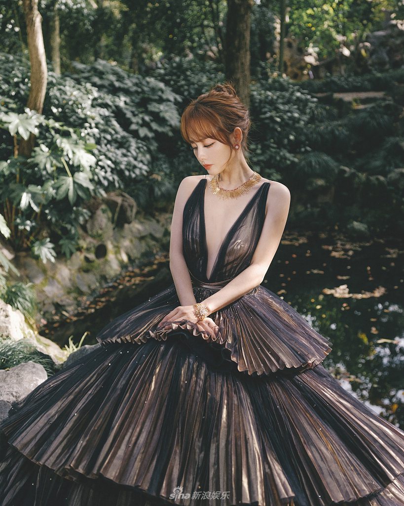 张嘉倪深V蛋糕裙性感又撩人写真