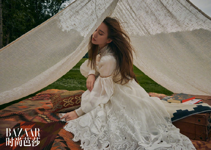 刘诗诗《时尚芭莎》封面甜笑迷人温柔大片