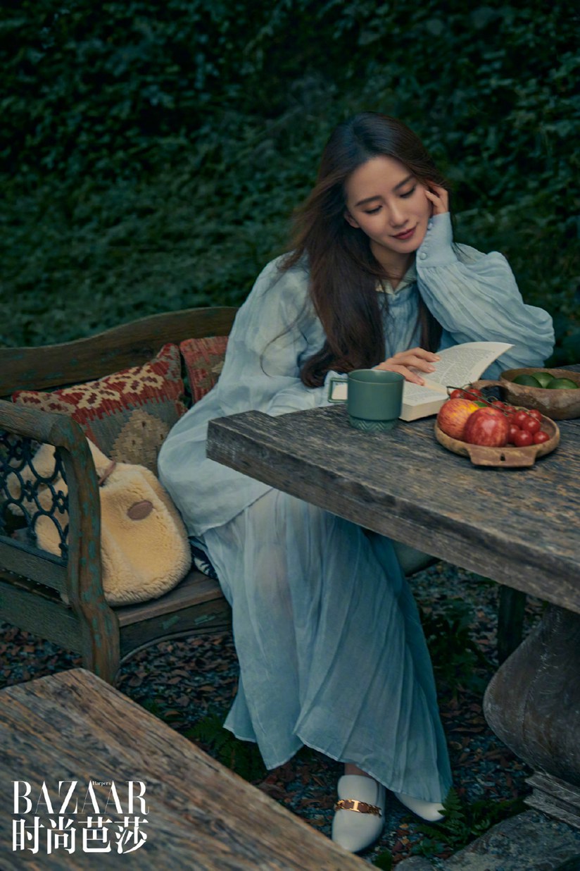 刘诗诗《时尚芭莎》封面甜笑迷人温柔大片