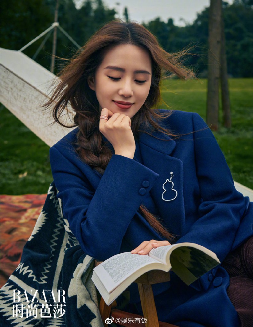 刘诗诗《时尚芭莎》封面甜笑迷人温柔大片