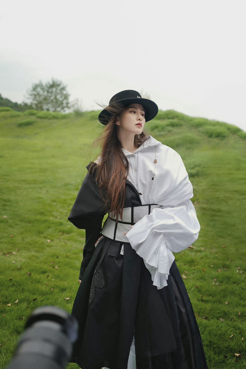 刘诗诗《时尚芭莎》封面甜笑迷人温柔大片