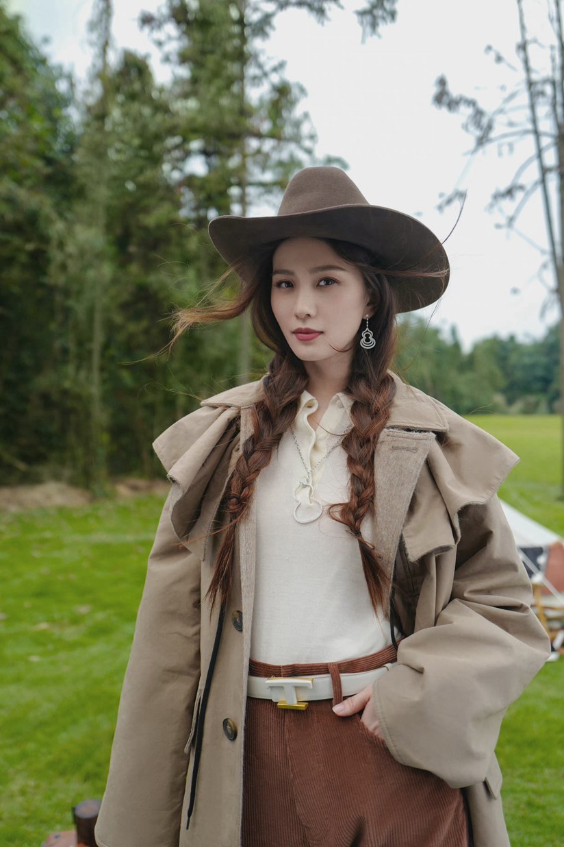 刘诗诗《时尚芭莎》封面甜笑迷人温柔大片