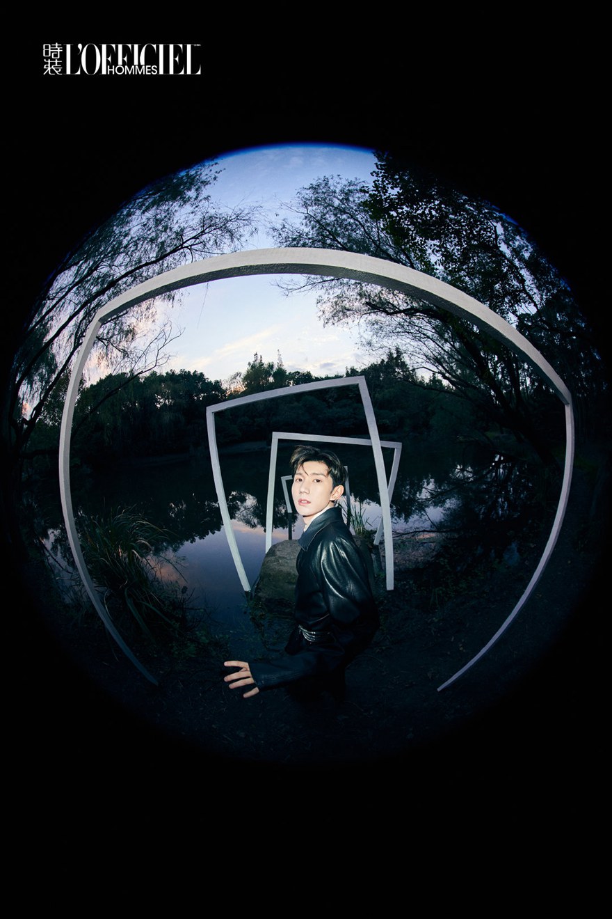 王源《时装男士》镜中之境大片帅气迷人