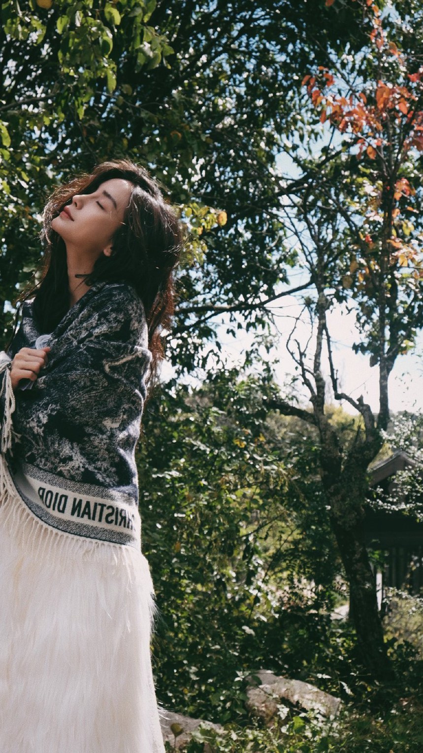 Angelababy返璞归真瑞丽四封面眼神灵动森系感满满