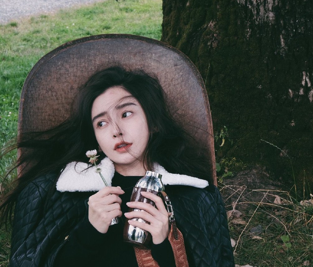 Angelababy返璞归真瑞丽四封面眼神灵动森系感满满