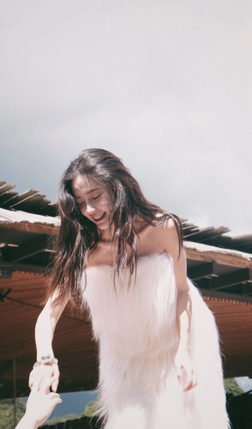 Angelababy返璞归真瑞丽四封面眼神灵动森系感满满