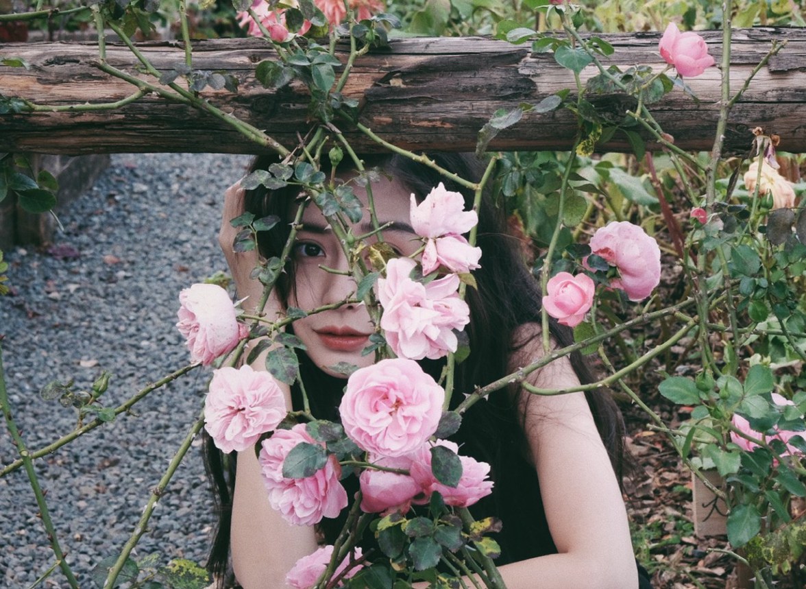 Angelababy返璞归真瑞丽四封面眼神灵动森系感满满