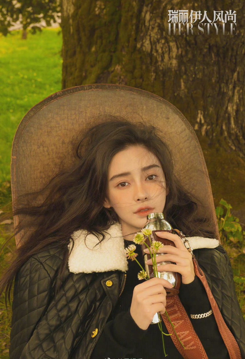 Angelababy返璞归真瑞丽四封面眼神灵动森系感满满