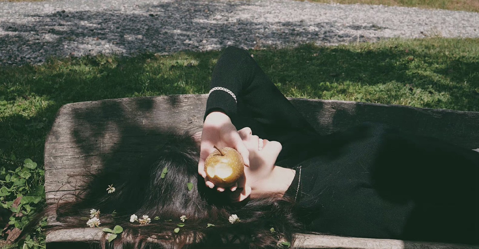 Angelababy返璞归真瑞丽四封面眼神灵动森系感满满