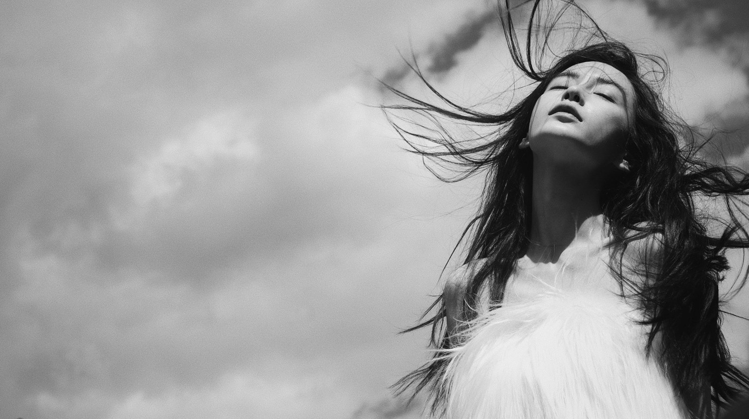 Angelababy返璞归真瑞丽四封面眼神灵动森系感满满