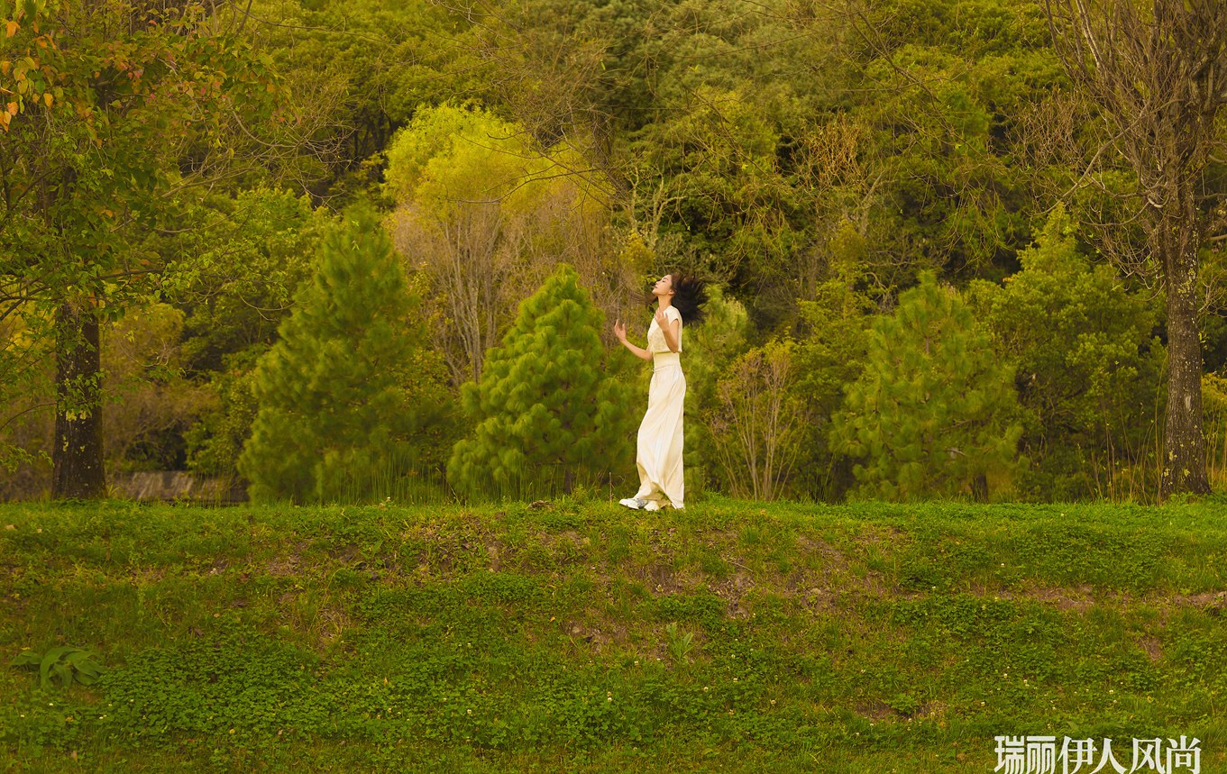 Angelababy返璞归真瑞丽四封面眼神灵动森系感满满