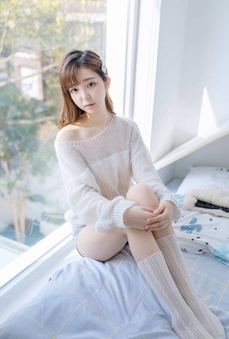 床上美女修长美腿室内个人写真