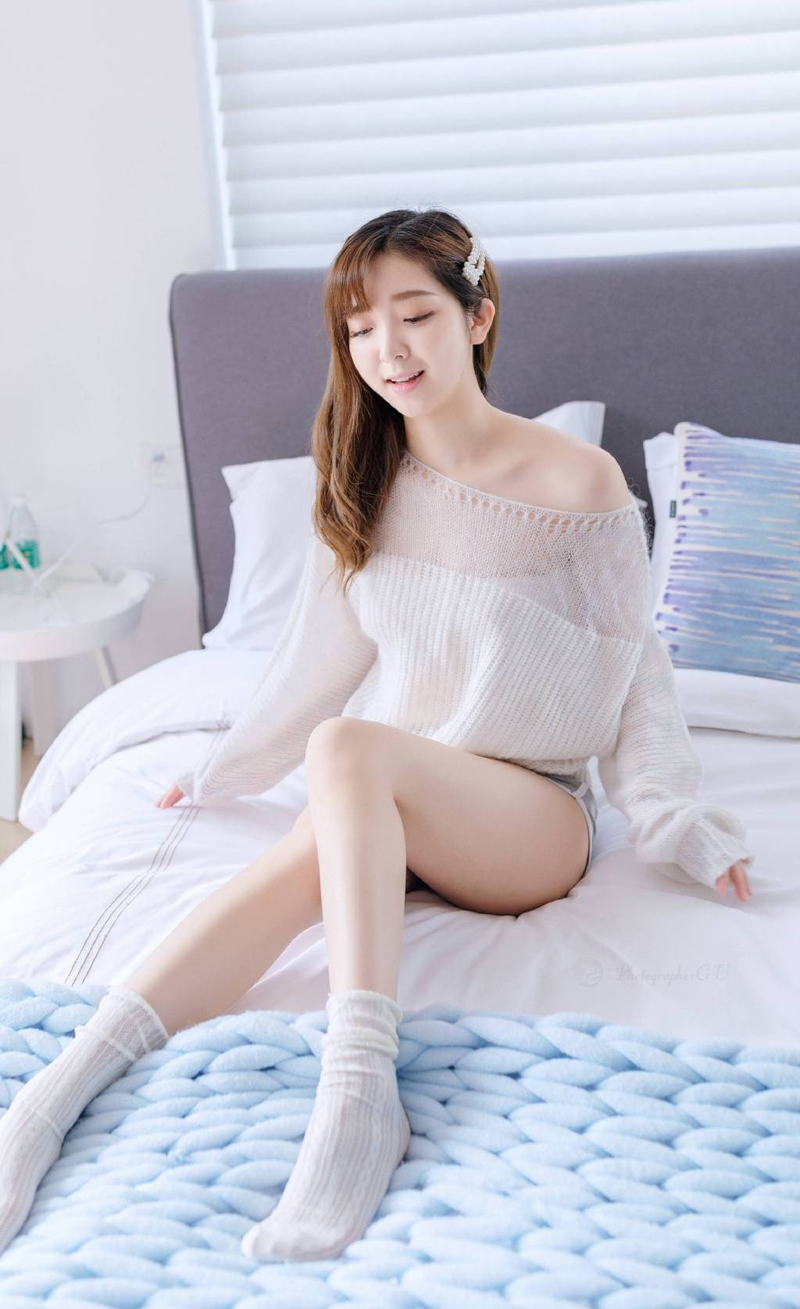 床上美女修长美腿室内个人写真