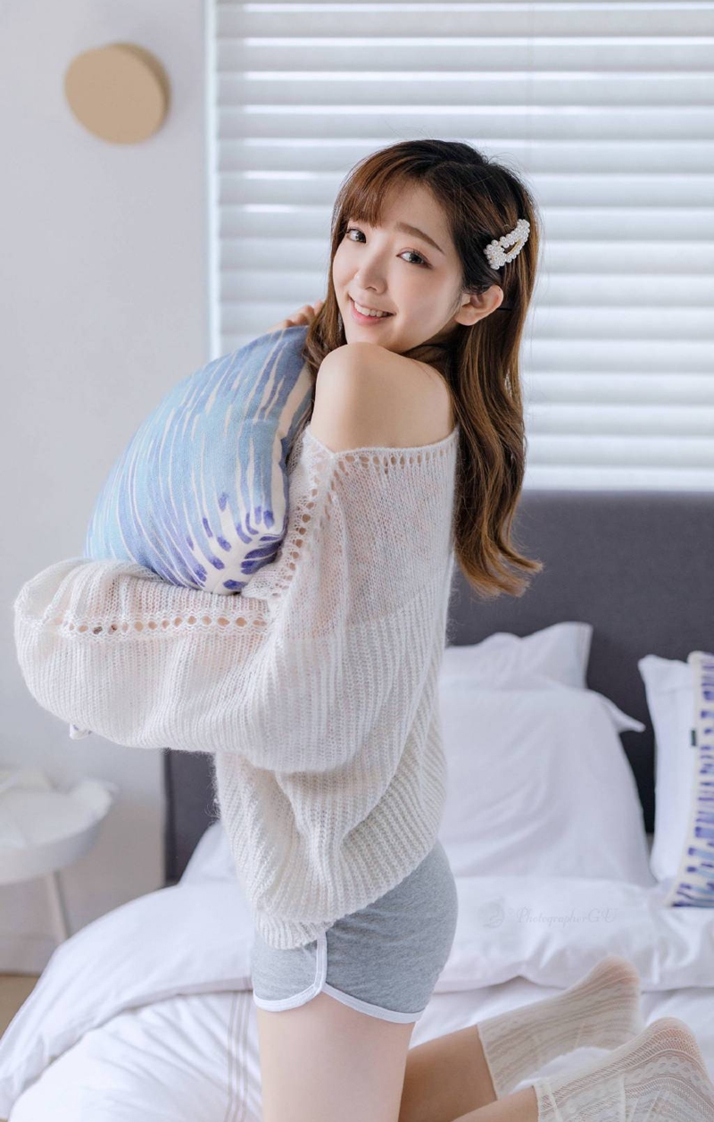 床上美女修长美腿室内个人写真