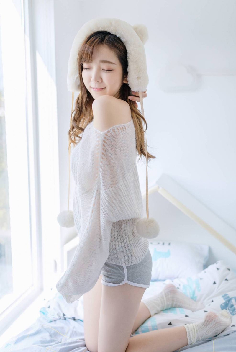 床上美女修长美腿室内个人写真