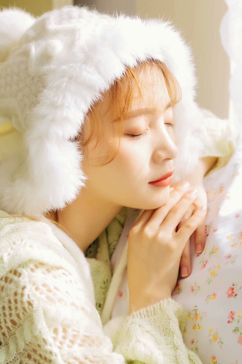 皮肤白皙性情温柔的美女性感美腿私密写真