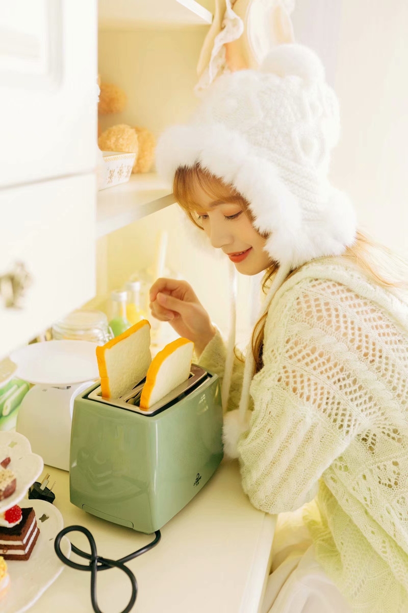 皮肤白皙性情温柔的美女性感美腿私密写真