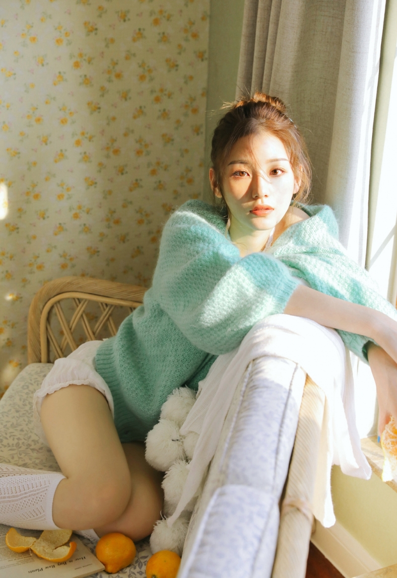 阳光下的漂亮美眉白丝美腿图片