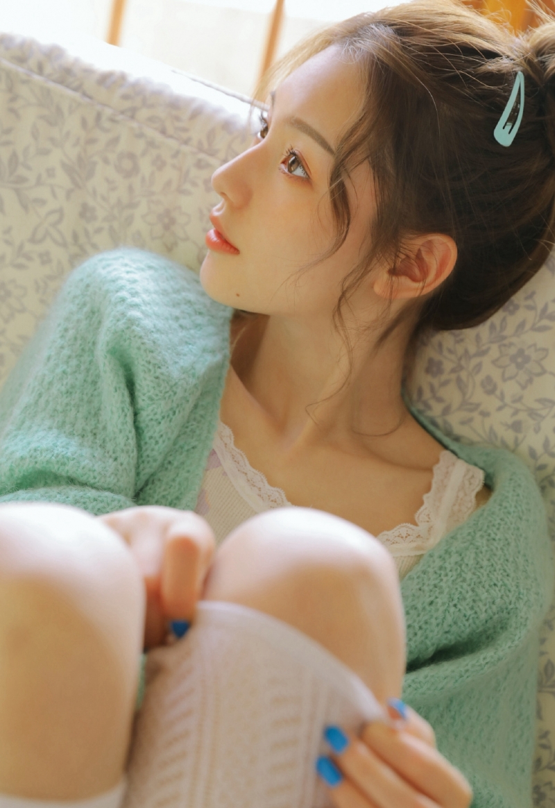 阳光下的漂亮美眉白丝美腿图片