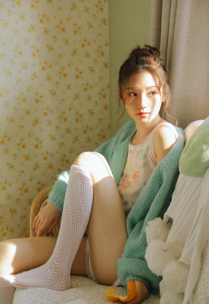 阳光下的漂亮美眉白丝美腿图片