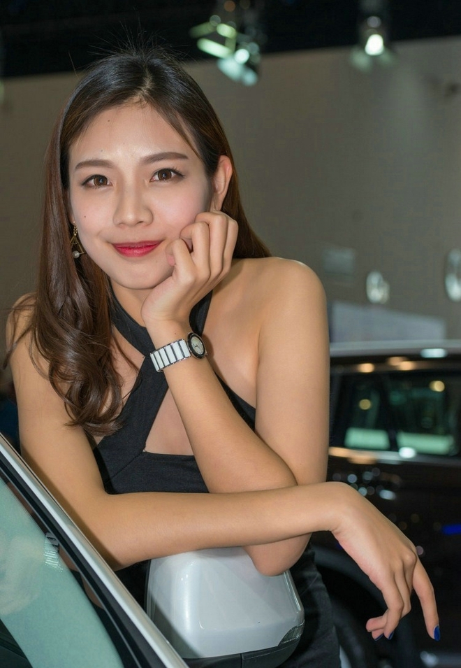 美女车模吊带短裙性感迷人私拍