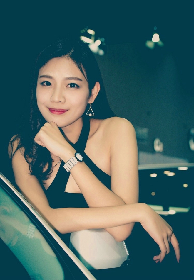 美女车模吊带短裙性感迷人私拍