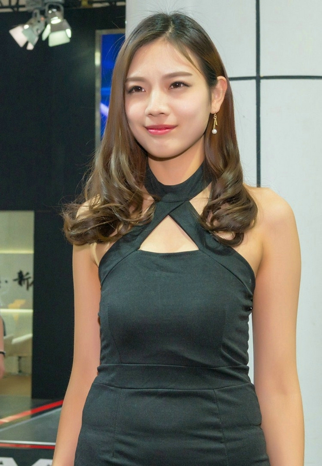 美女车模吊带短裙性感迷人私拍