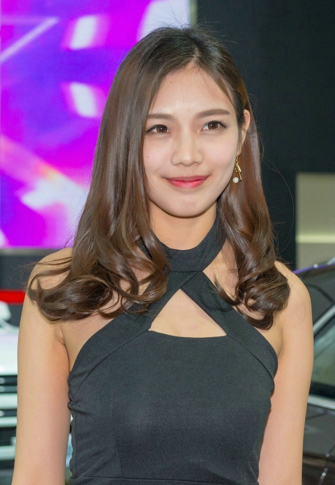 美女车模吊带短裙性感迷人私拍