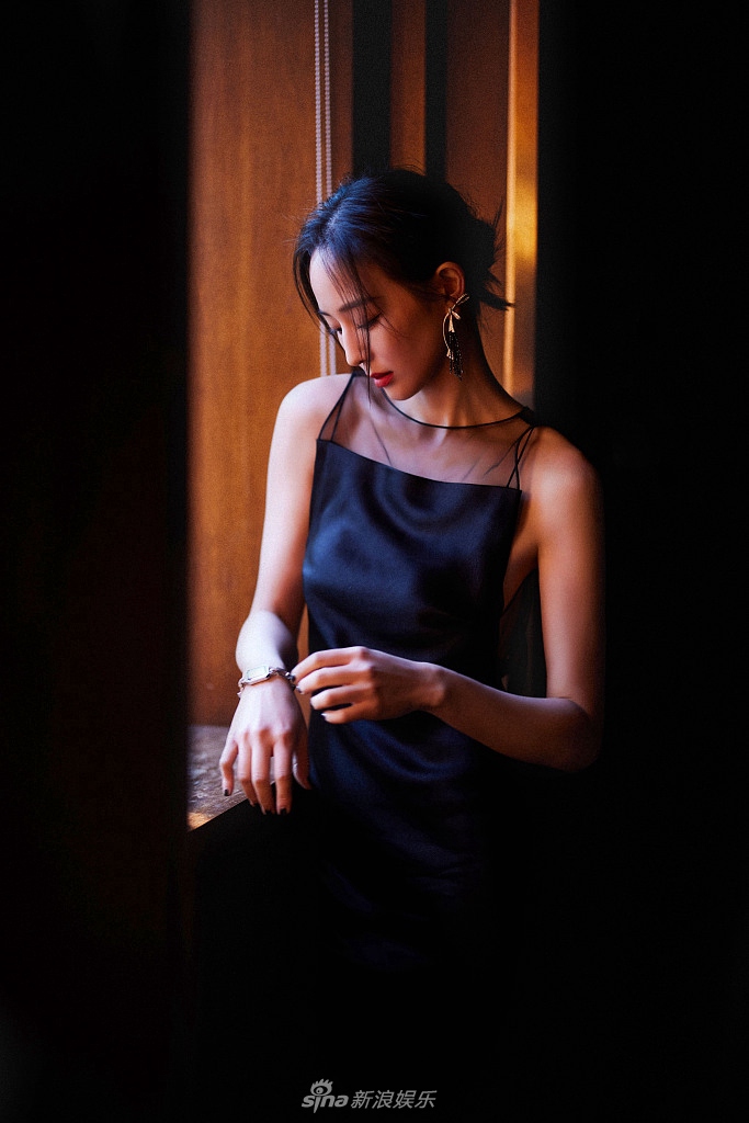 张钧甯黑纱露背礼服优雅迷人写真