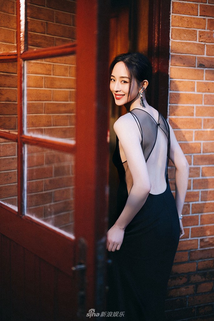 张钧甯黑纱露背礼服优雅迷人写真