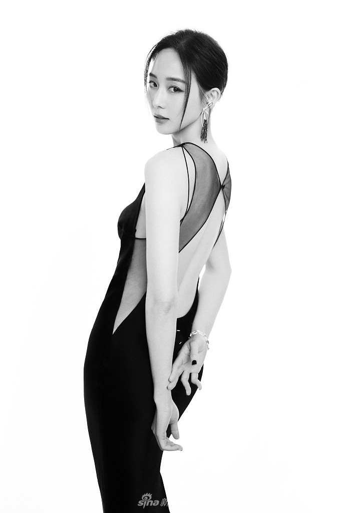 张钧甯黑纱露背礼服优雅迷人写真