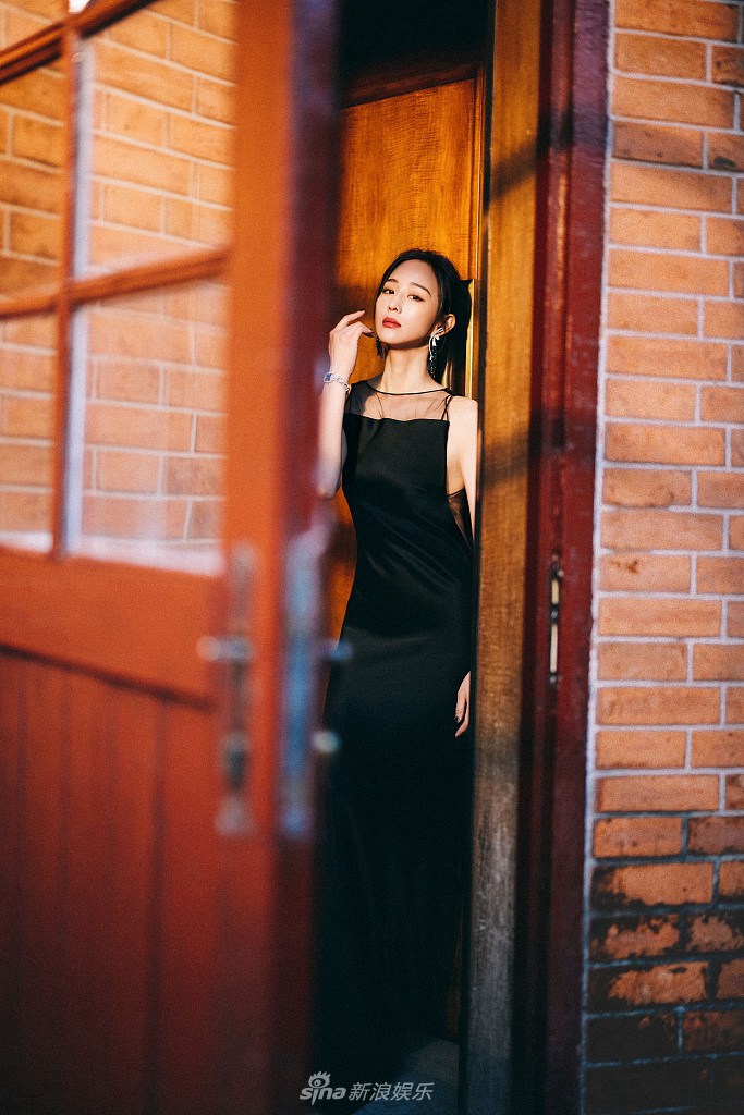 张钧甯黑纱露背礼服优雅迷人写真