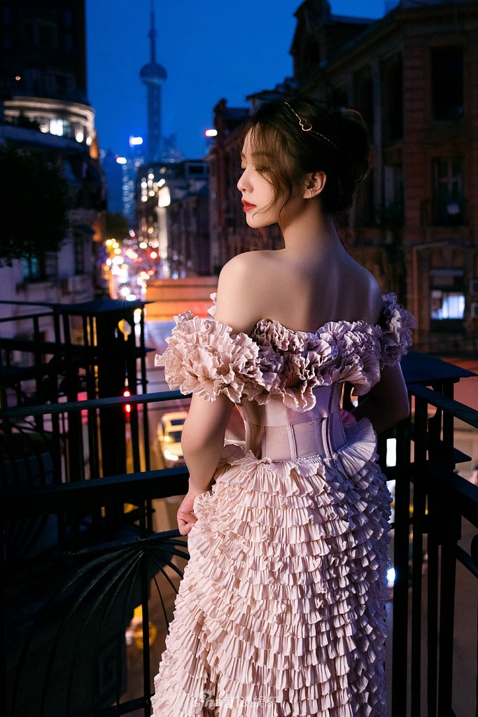 刘诗诗粉色抹胸裙清新又浪漫写真