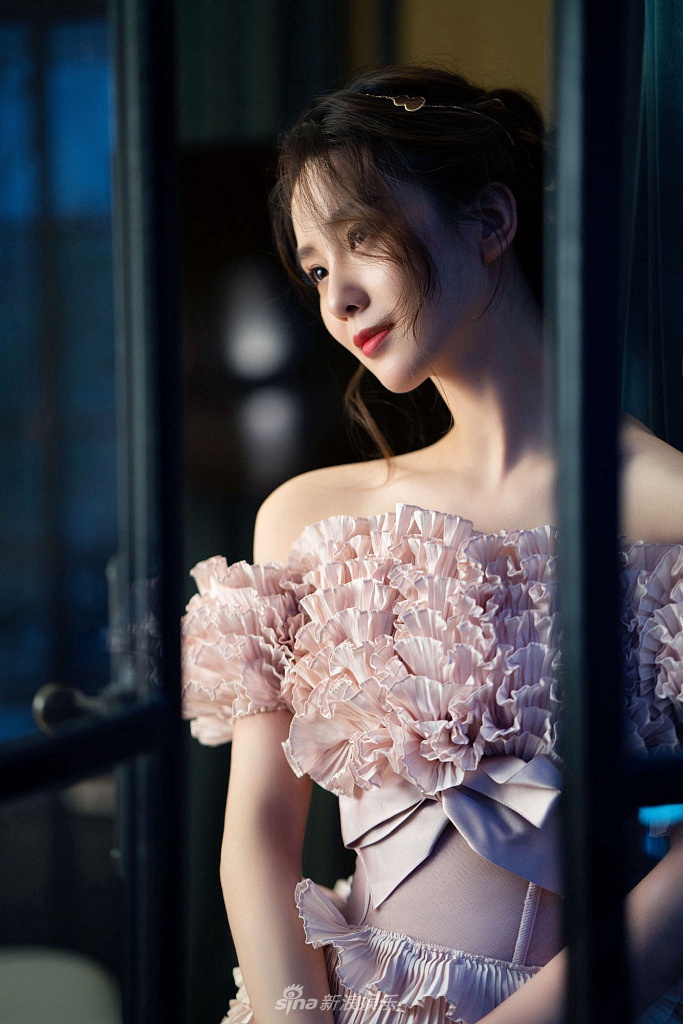 刘诗诗粉色抹胸裙清新又浪漫写真