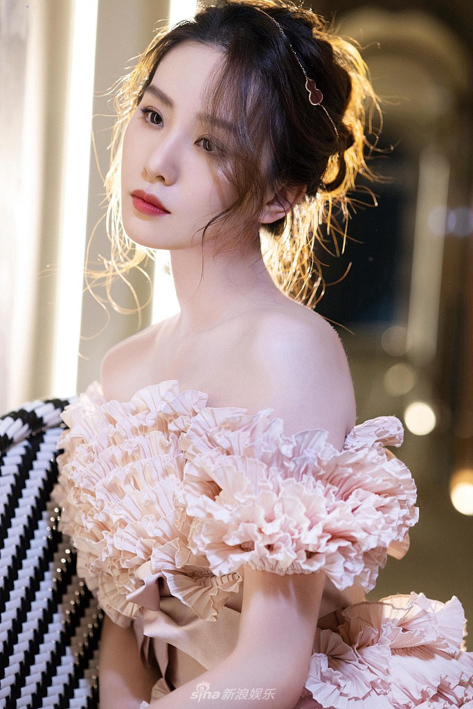 刘诗诗粉色抹胸裙清新又浪漫写真