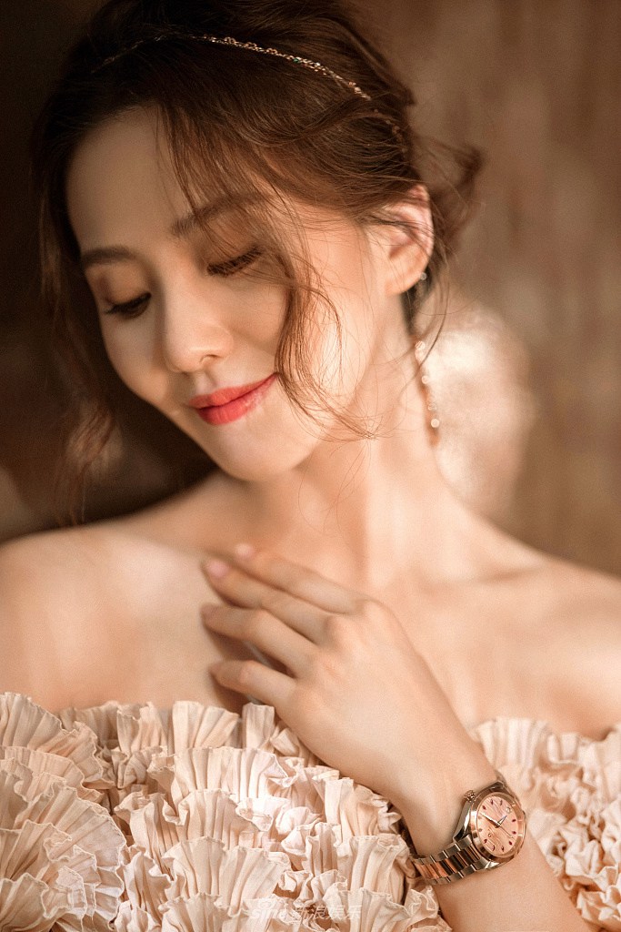 刘诗诗粉色抹胸裙清新又浪漫写真