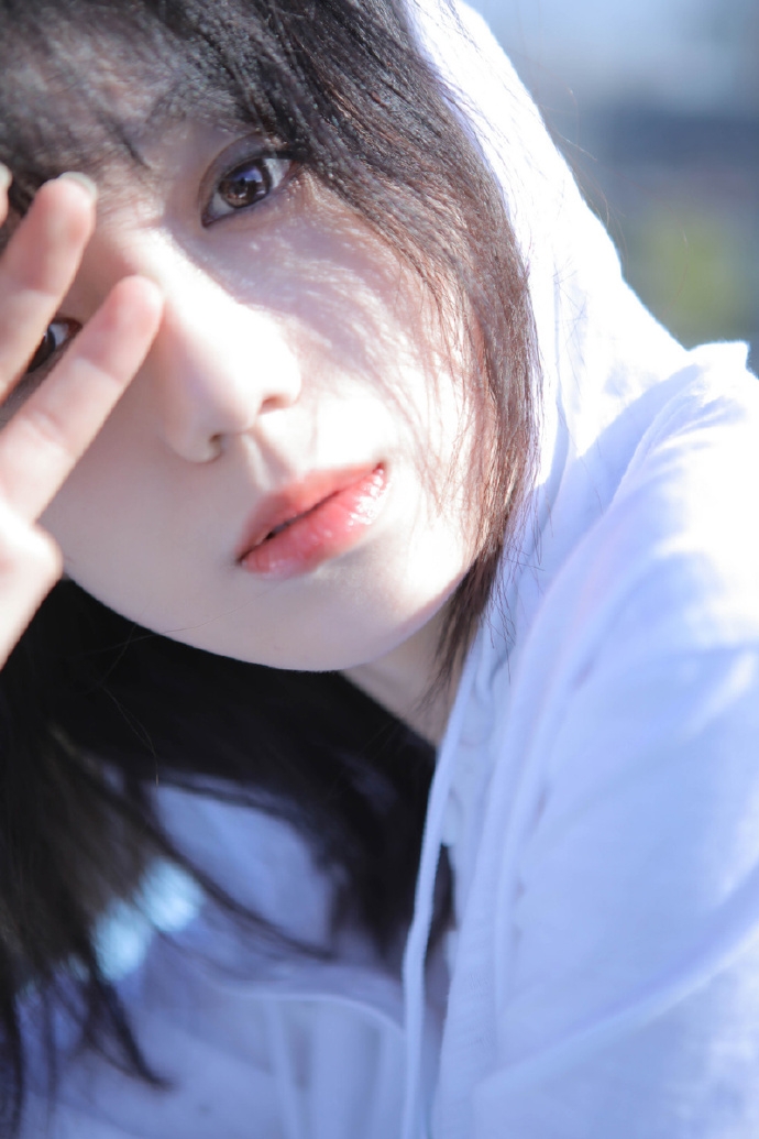 日本艺术摄影冷白皮美少女细腿裸照片