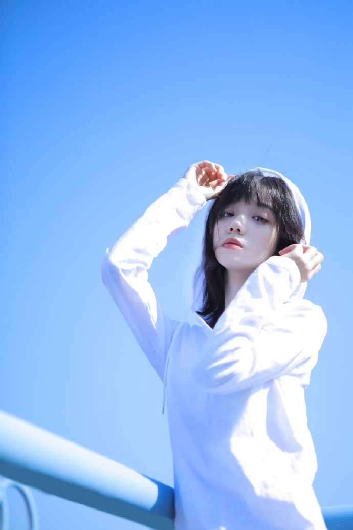 日本艺术摄影冷白皮美少女细腿裸照片